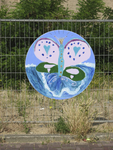 907667 Afbeelding van een door een schoolkind uit de buurt met een vlinder beschilderde cirkel op een hek langs het ...